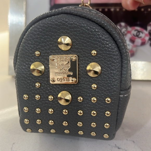 Fashion key chain holder / coin pouch - gray with gold hardware. NWOT - Picture 2 of 10